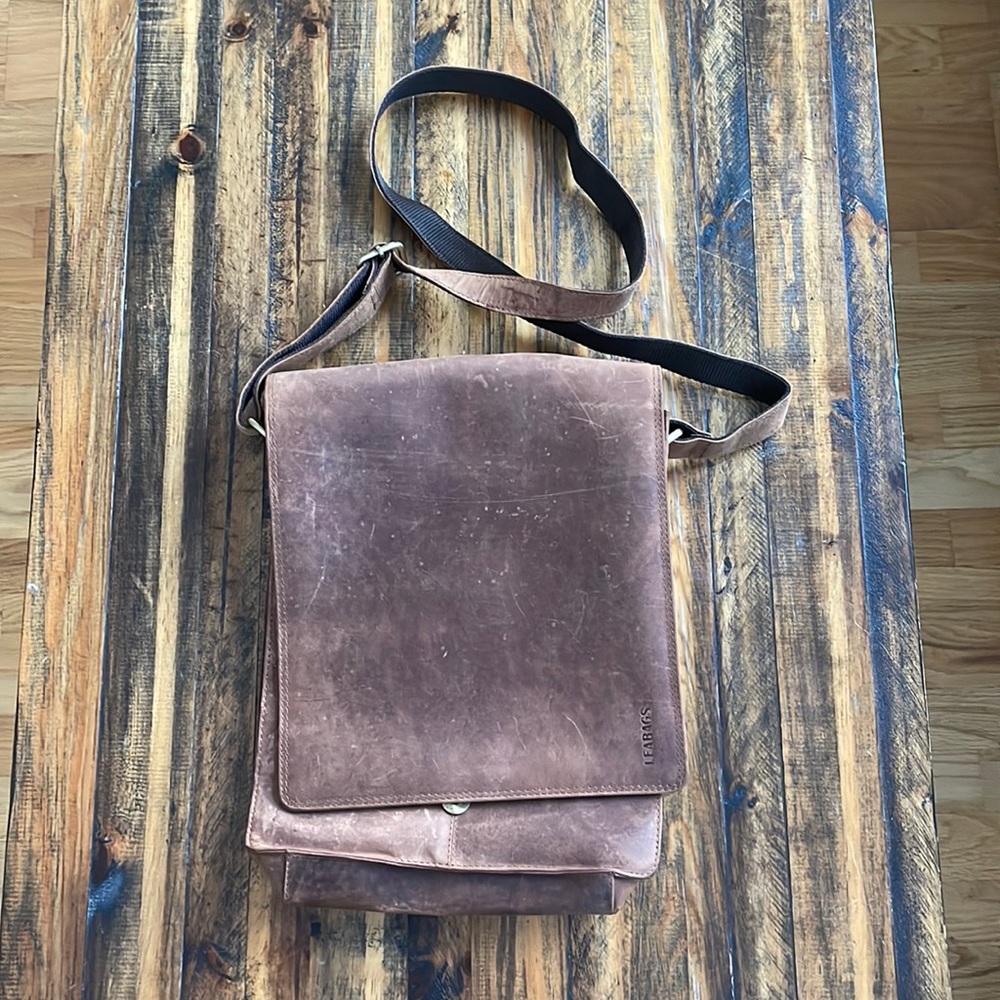 Men’s leather satchel.